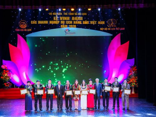 Tổng cục trưởng TCDL Nguyễn Văn Tuấn và Phó Chủ tịch HHDLVN Vũ Thế Bình trao Giải thưởng Du lịch Việt Nam cho 10 doanh nghiệp kinh doanh lữ hành quốc tế hàng đầu đưa khách du lịch ra nước ngoài (outbound) năm 2016